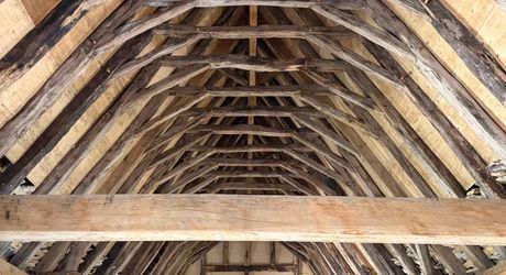 Très beau projet en Périgord Noir dans un village classé. Superbe bâtisse du XVIII ème avec toiture neuve et dépendances. 