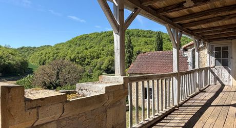 Très beau projet en Périgord Noir dans un village classé. Superbe bâtisse du XVIII ème avec toiture neuve et dépendances. 