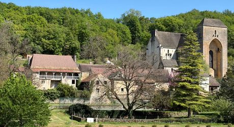 Très beau projet en Périgord Noir dans un village classé. Superbe bâtisse du XVIII ème avec toiture neuve et dépendances. 