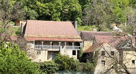 Très beau projet en Périgord Noir dans un village classé. Superbe bâtisse du XVIII ème avec toiture neuve et dépendances. 
