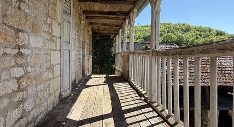 Très beau projet en Périgord Noir dans un village classé. Superbe bâtisse du XVIII ème avec toiture neuve et dépendances. 