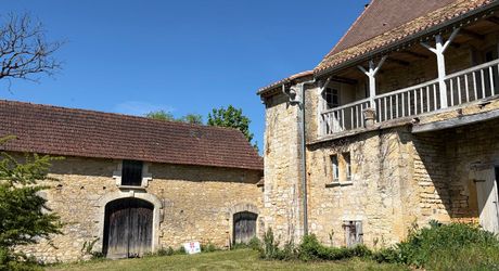 Très beau projet en Périgord Noir dans un village classé. Superbe bâtisse du XVIII ème avec toiture neuve et dépendances. 