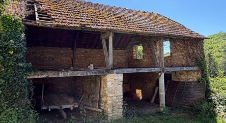 Très beau projet en Périgord Noir dans un village classé. Superbe bâtisse du XVIII ème avec toiture neuve et dépendances. 