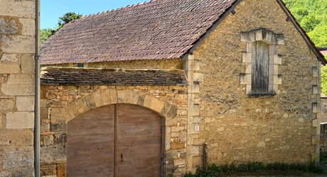Très beau projet en Périgord Noir dans un village classé. Superbe bâtisse du XVIII ème avec toiture neuve et dépendances. 