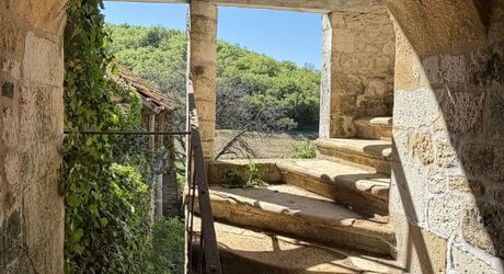 Très beau projet en Périgord Noir dans un village classé. Superbe bâtisse du XVIII ème avec toiture neuve et dépendances. 