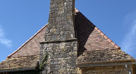 Très beau projet en Périgord Noir dans un village classé. Superbe bâtisse du XVIII ème avec toiture neuve et dépendances. 