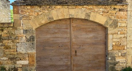 Très beau projet en Périgord Noir dans un village classé. Superbe bâtisse du XVIII ème avec toiture neuve et dépendances. 