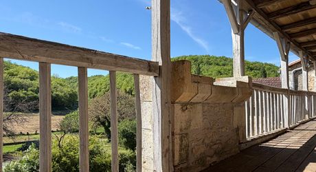Très beau projet en Périgord Noir dans un village classé. Superbe bâtisse du XVIII ème avec toiture neuve et dépendances. 