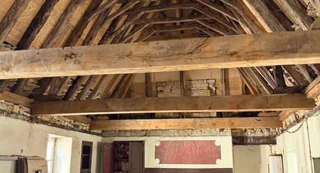 Très beau projet en Périgord Noir dans un village classé. Superbe bâtisse du XVIII ème avec toiture neuve et dépendances. 