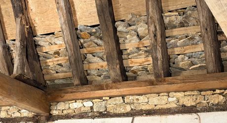 Très beau projet en Périgord Noir dans un village classé. Superbe bâtisse du XVIII ème avec toiture neuve et dépendances. 