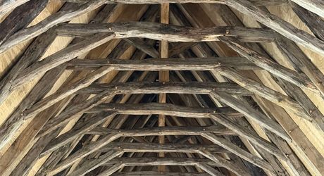 Très beau projet en Périgord Noir dans un village classé. Superbe bâtisse du XVIII ème avec toiture neuve et dépendances. 