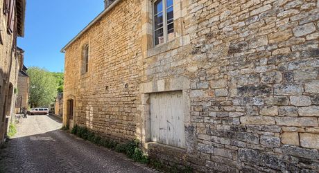 Très beau projet en Périgord Noir dans un village classé. Superbe bâtisse du XVIII ème avec toiture neuve et dépendances. 