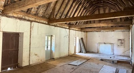 Très beau projet en Périgord Noir dans un village classé. Superbe bâtisse du XVIII ème avec toiture neuve et dépendances. 