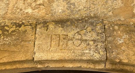 Très beau projet en Périgord Noir dans un village classé. Superbe bâtisse du XVIII ème avec toiture neuve et dépendances. 