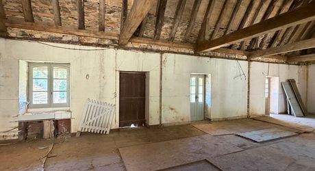 Très beau projet en Périgord Noir dans un village classé. Superbe bâtisse du XVIII ème avec toiture neuve et dépendances. 