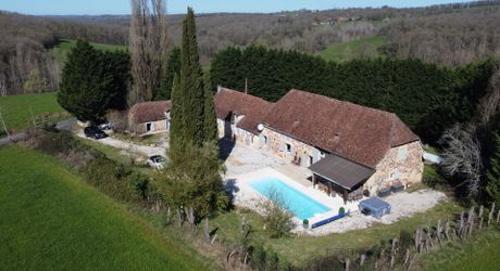 Région de Hautefort, Propriété de caractère, en campagne et sans voisin. Maison d'amis et piscine. 