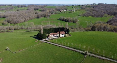 Région de Hautefort, Propriété de caractère, en campagne et sans voisin. Maison d'amis et piscine. 