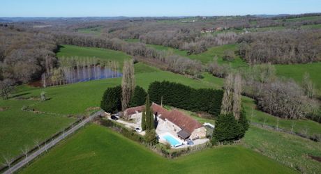 Région de Hautefort, Propriété de caractère, en campagne et sans voisin. Maison d'amis et piscine. 