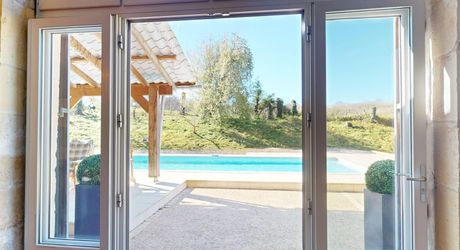 Région de Hautefort, Propriété de caractère, en campagne et sans voisin. Maison d'amis et piscine. 