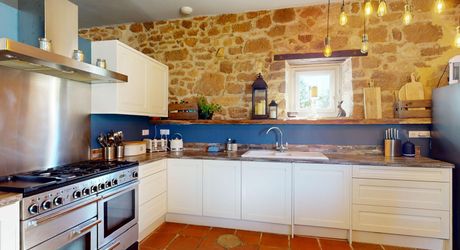 Région de Hautefort, Propriété de caractère, en campagne et sans voisin. Maison d'amis et piscine. 