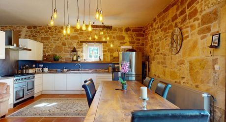 Région de Hautefort, Propriété de caractère, en campagne et sans voisin. Maison d'amis et piscine. 