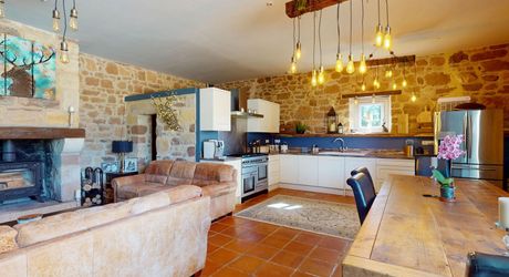 Région de Hautefort, Propriété de caractère, en campagne et sans voisin. Maison d'amis et piscine. 