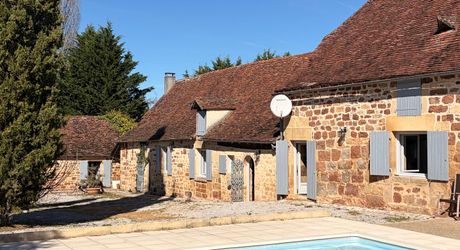 Région de Hautefort, Propriété de caractère, en campagne et sans voisin. Maison d'amis et piscine. 