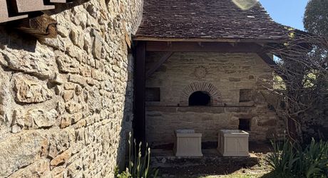 Au coeur du Périgord, dans un hameau authentique à 15 min d'Hautefort, authentique propriété de caractère avec piscine.