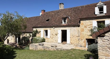 Au coeur du Périgord, dans un hameau authentique à 15 min d'Hautefort, authentique propriété de caractère avec piscine.