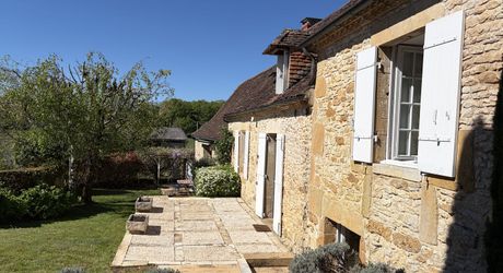 Au coeur du Périgord, dans un hameau authentique à 15 min d'Hautefort, authentique propriété de caractère avec piscine.