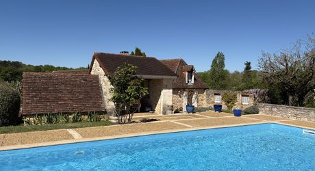 Au coeur du Périgord, dans un hameau authentique à 15 min d'Hautefort, authentique propriété de caractère avec piscine.