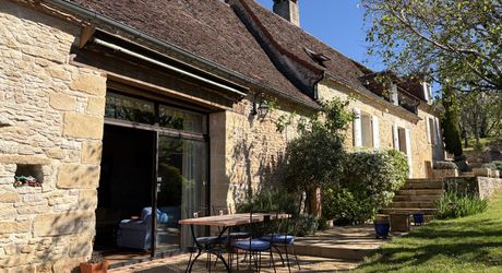 Au coeur du Périgord, dans un hameau authentique à 15 min d'Hautefort, authentique propriété de caractère avec piscine.