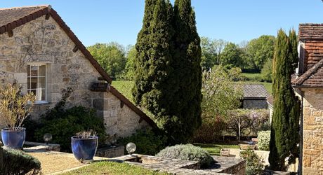 Au coeur du Périgord, dans un hameau authentique à 15 min d'Hautefort, authentique propriété de caractère avec piscine.