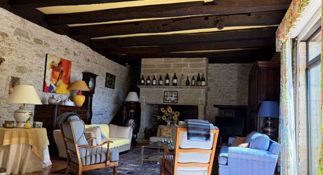 Au coeur du Périgord, dans un hameau authentique à 15 min d'Hautefort, authentique propriété de caractère avec piscine.