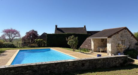 Au coeur du Périgord, dans un hameau authentique à 15 min d'Hautefort, authentique propriété de caractère avec piscine.