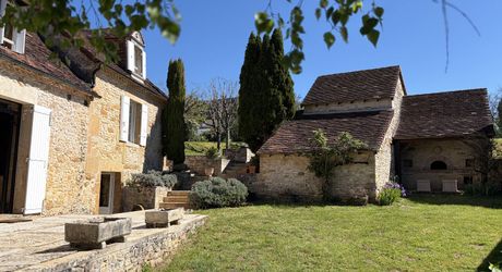 Au coeur du Périgord, dans un hameau authentique à 15 min d'Hautefort, authentique propriété de caractère avec piscine.
