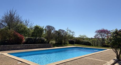 Au coeur du Périgord, dans un hameau authentique à 15 min d'Hautefort, authentique propriété de caractère avec piscine.