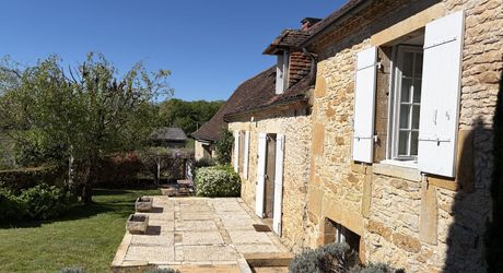 Au coeur du Périgord, dans un hameau authentique à 15 min d'Hautefort, authentique propriété de caractère avec piscine.