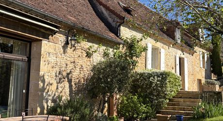 Au coeur du Périgord, dans un hameau authentique à 15 min d'Hautefort, authentique propriété de caractère avec piscine.