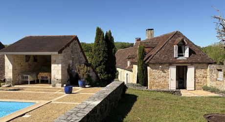 Au coeur du Périgord, dans un hameau authentique à 15 min d'Hautefort, authentique propriété de caractère avec piscine.