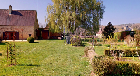 Dans la vallée de la Vézère, patrimoine de l'Unesco, propriété de caractère avec piscine, l'ensemble sur un grand jardin paysagé de 3200 m², avec une très belle vue sur un château.