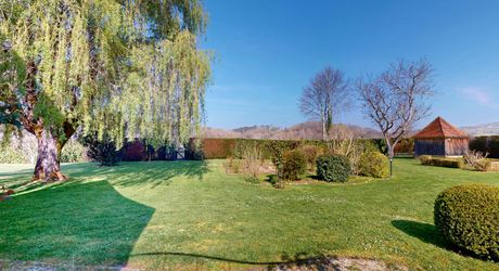 Dans la vallée de la Vézère, patrimoine de l'Unesco, propriété de caractère avec piscine, l'ensemble sur un grand jardin paysagé de 3200 m², avec une très belle vue sur un château.