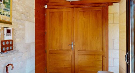 Dans la vallée de la Vézère, patrimoine de l'Unesco, propriété de caractère avec piscine, l'ensemble sur un grand jardin paysagé de 3200 m², avec une très belle vue sur un château.