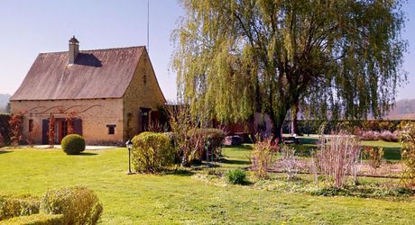 Dans la vallée de la Vézère, patrimoine de l'Unesco, propriété de caractère avec piscine, l'ensemble sur un grand jardin paysagé de 3200 m², avec une très belle vue sur un château.