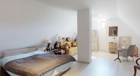 Dans la vallée de la Vézère, patrimoine de l'Unesco, propriété de caractère avec piscine, l'ensemble sur un grand jardin paysagé de 3200 m², avec une très belle vue sur un château.