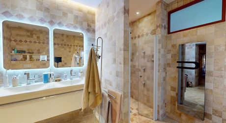 Dans la vallée de la Vézère, patrimoine de l'Unesco, propriété de caractère avec piscine, l'ensemble sur un grand jardin paysagé de 3200 m², avec une très belle vue sur un château.