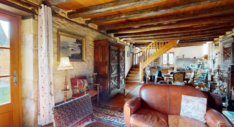 Dans la vallée de la Vézère, patrimoine de l'Unesco, propriété de caractère avec piscine, l'ensemble sur un grand jardin paysagé de 3200 m², avec une très belle vue sur un château.