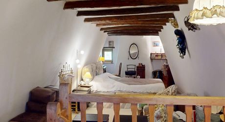 Dans la vallée de la Vézère, patrimoine de l'Unesco, propriété de caractère avec piscine, l'ensemble sur un grand jardin paysagé de 3200 m², avec une très belle vue sur un château.