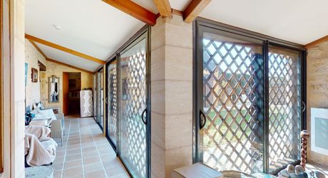 Dans la vallée de la Vézère, patrimoine de l'Unesco, propriété de caractère avec piscine, l'ensemble sur un grand jardin paysagé de 3200 m², avec une très belle vue sur un château.