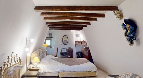 Dans la vallée de la Vézère, patrimoine de l'Unesco, propriété de caractère avec piscine, l'ensemble sur un grand jardin paysagé de 3200 m², avec une très belle vue sur un château.